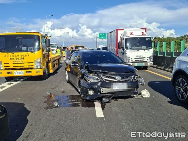 ▲▼             台88西向6.3公里處5輛車追撞。（圖／記者吳奕靖翻攝）