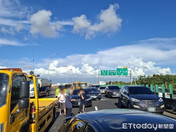 ▲▼             台88西向6.3公里處5輛車追撞。（圖／記者吳奕靖翻攝）