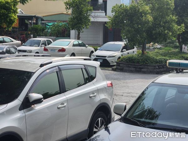 ▲無牌汽車占用中興新村公共停車場，南投縣議員簡千翔協助處理。（圖／簡千翔服務團隊提供）