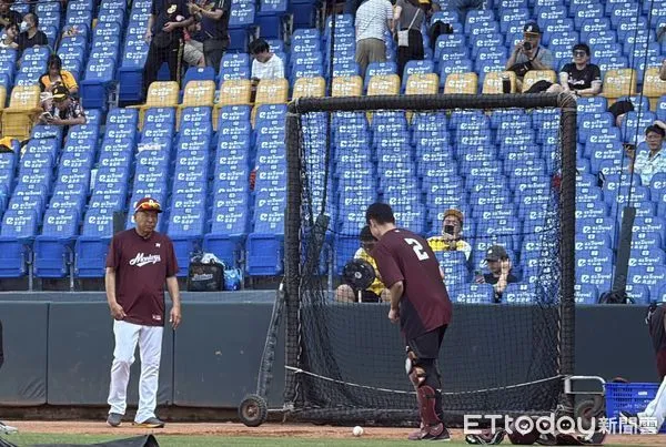 ▲▼        宋嘉翔接受阿公特訓     。（圖／記者王真魚攝）