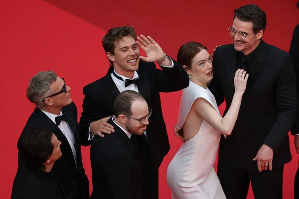 ▲電影《愛丁頓》坎城影展紅毯，艾瑪史東（Emma Stone）是蜜蜂嚇慘，佩德羅帕斯卡、奧斯汀巴特勒神救援。（圖／路透）