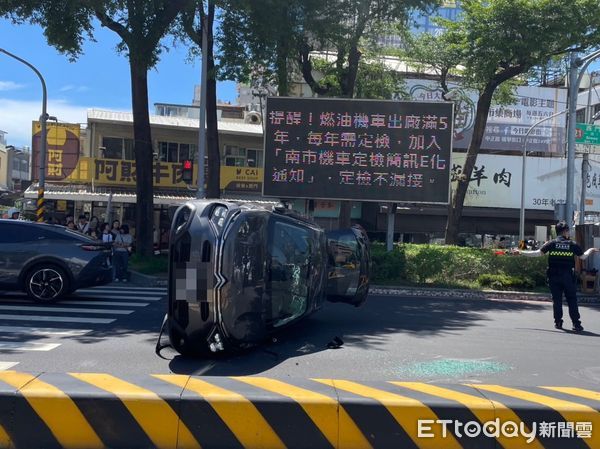▲台南中西區西門路口發生自小客車翻覆事故，63歲男駕駛自行脫困、無大礙。（記者林東良翻攝，下同）
