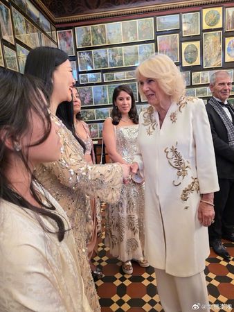 ▲李湘帶女兒見英王室。（圖／翻攝自李湘微博）