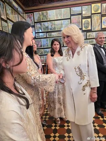 ▲李湘帶女兒見英王室。（圖／翻攝自李湘微博）