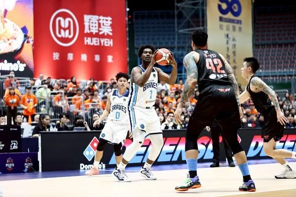 ▲勇士金恩、簡廷兆、賴廷恩、沃特斯。（圖／富邦勇士提供）