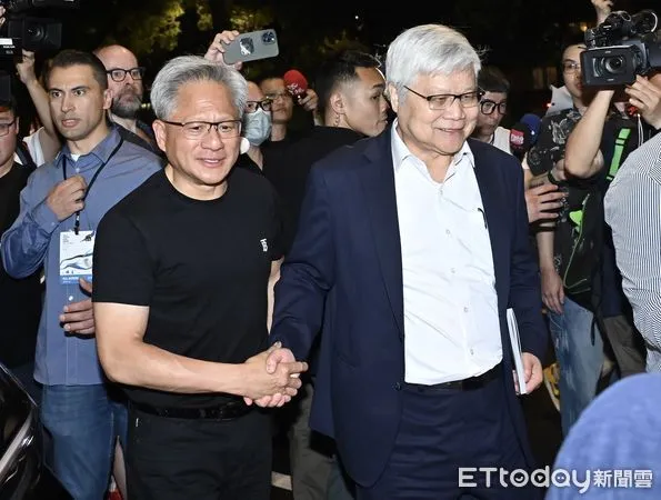 ▲輝達執行長黃仁勳今（17）日在台北磚窯餐廳宴請供應鏈廠商，台積電董事長魏哲家等人皆為座上賓。（圖／記者李毓康攝）