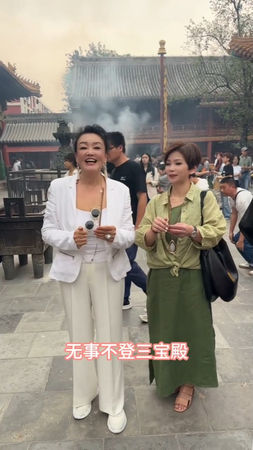 ▲張蘭帶著親家母一起拜拜為兒女祈福。（圖／翻攝自張蘭微博）