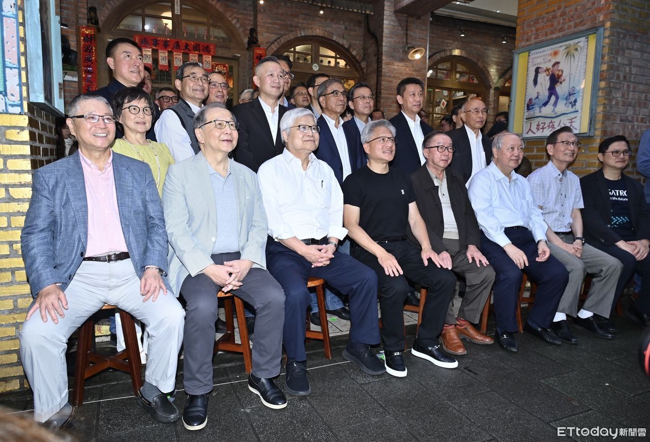 黃仁勳兆元宴經典照再現！　7龍頭大廠老闆齊坐首排