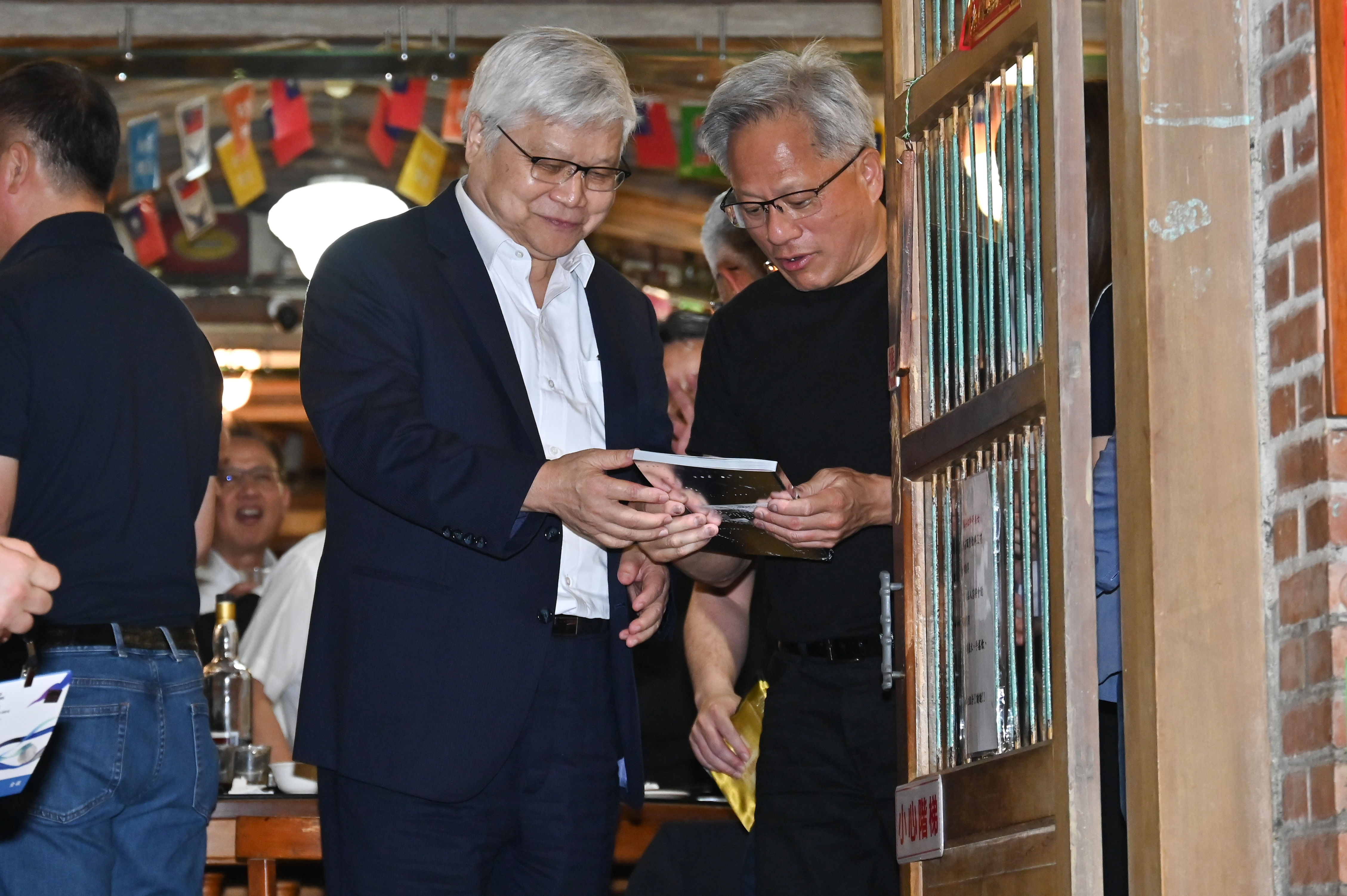 ▲▼輝達執行長黃仁勳今（17）日在台北磚窯餐廳宴請供應鏈廠商，台積電董事長魏哲家(左)也受邀與會。（圖／記者李毓康攝）