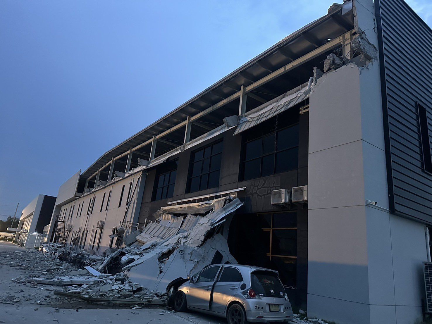 ▲▼泰國春武里府一間工廠16日發生牆體倒塌事故，其使用鋼筋來自中資企業。（圖／翻攝自X）