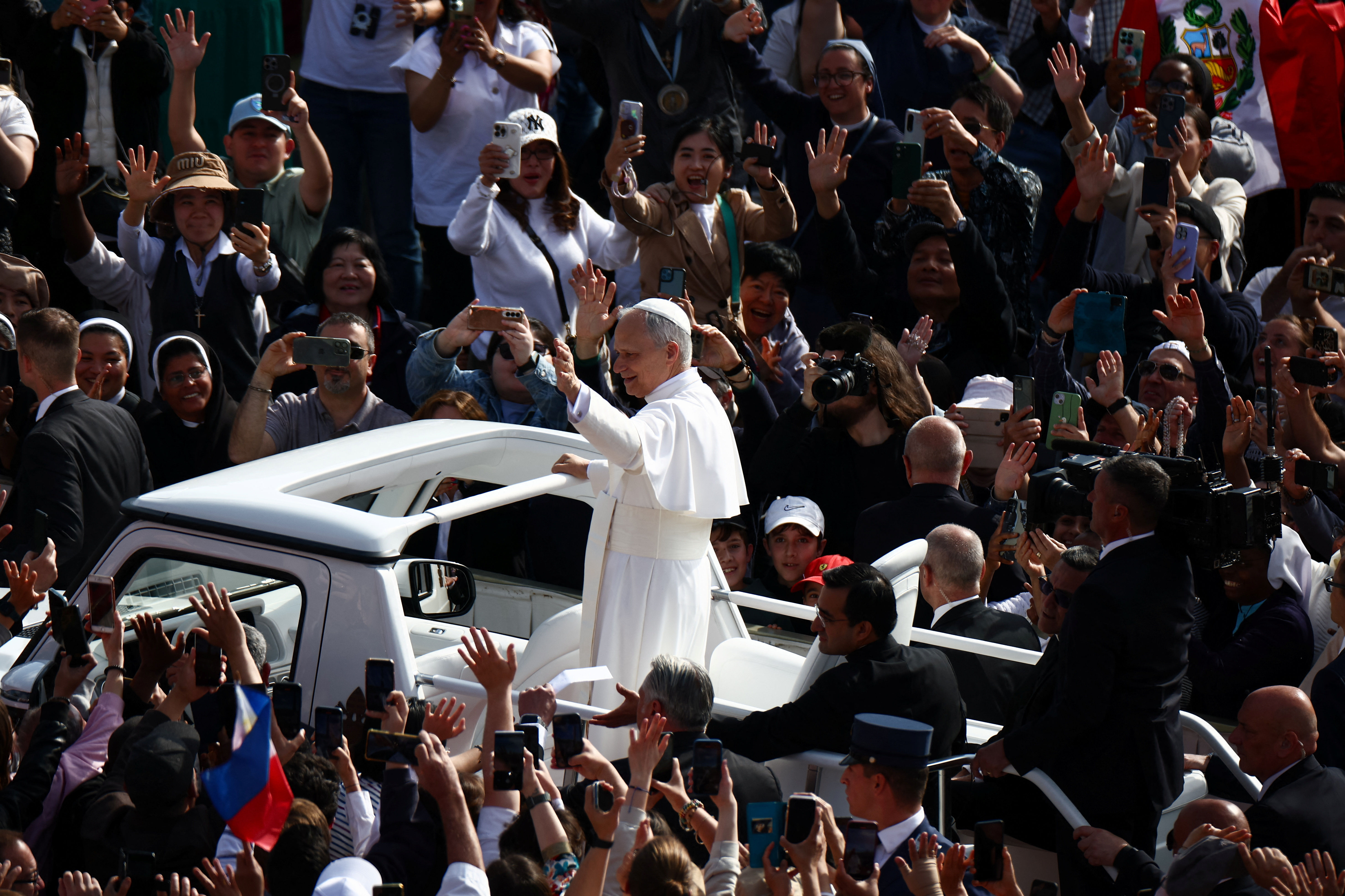 ▲▼ 新任教宗良十四世就職彌撒，首度乘坐教宗專車，向信徒揮手致意。（圖／路透）