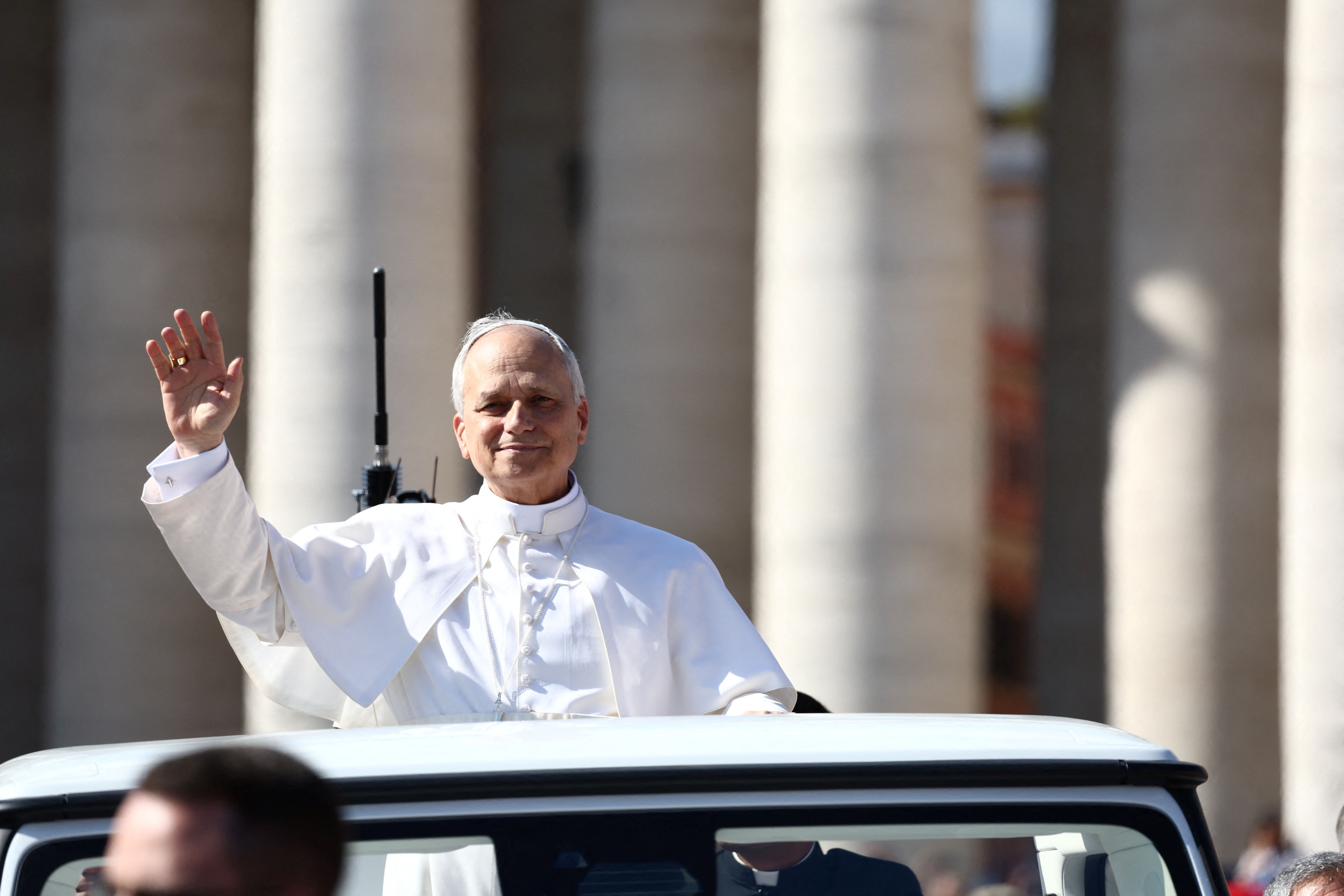 ▲▼ 新任教宗良十四世就職彌撒，首度乘坐教宗專車，向信徒揮手致意。（圖／路透）