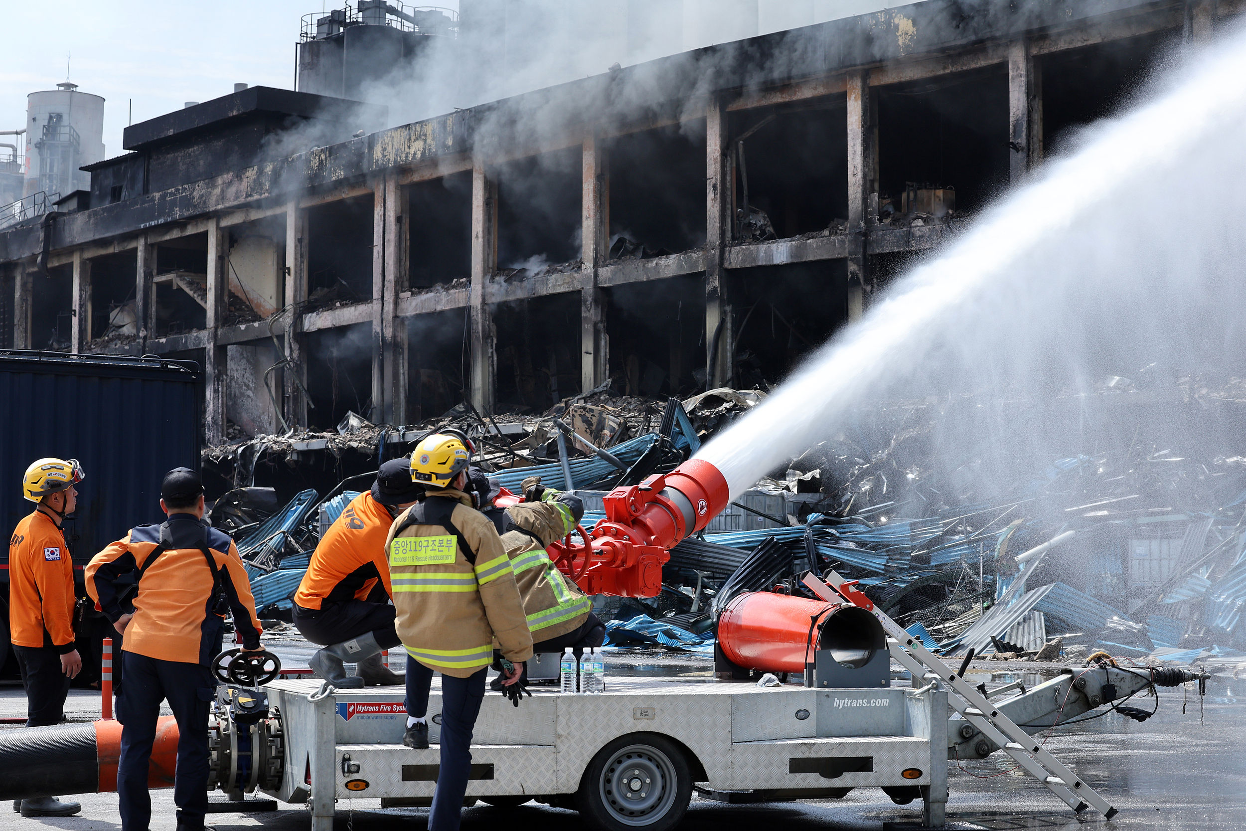 ▲▼南韓光州錦湖輪胎工廠發生大火，消防當局出動特殊裝備噴水灌救。（圖／VCG）