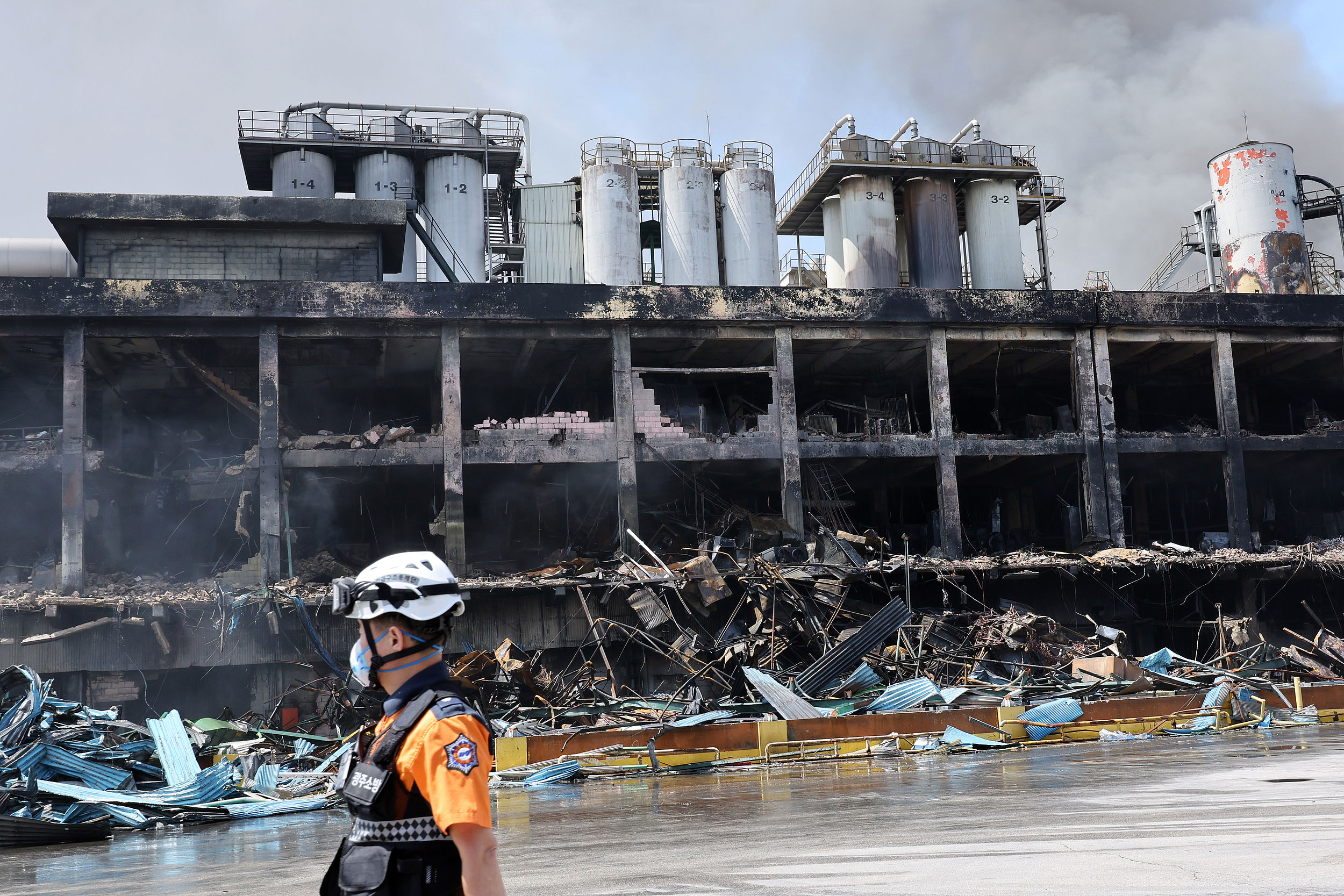 ▲▼南韓光州錦湖輪胎工廠發生大火，消防當局出動特殊裝備噴水灌救。（圖／VCG）