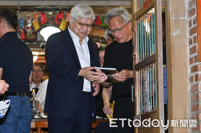 魏哲家曝大客戶黃仁勳餐桌上發豪語　「供應鏈產能要準備好」
