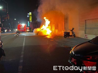 苗栗竹南深夜火燒車！疑自燃黑煙狂竄畫面曝　警消急灌救