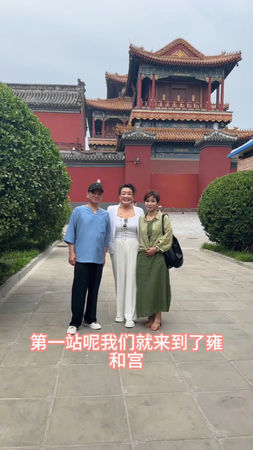 ▲張蘭帶著親家母一起拜拜為兒女祈福。（圖／翻攝自張蘭微博）