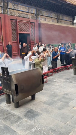 ▲張蘭帶著親家母一起拜拜為兒女祈福。（圖／翻攝自張蘭微博）