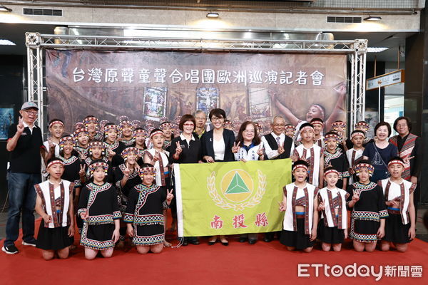 ▲台灣原聲童聲合唱團將赴歐洲巡演，南投縣長許淑華授旗嘉勉。（圖／南投縣政府提供）