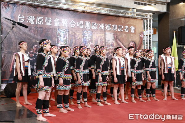 ▲台灣原聲童聲合唱團將赴歐洲巡演，南投縣長許淑華授旗嘉勉。（圖／南投縣政府提供，下同）