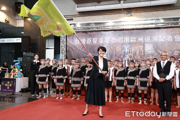 ▲台灣原聲童聲合唱團將赴歐洲巡演，南投縣長許淑華授旗嘉勉。（圖／南投縣政府提供）