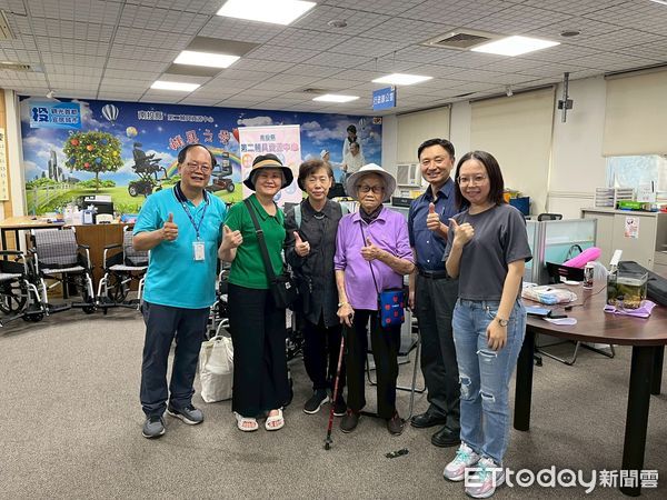 ▲異鄉遊子返鄉造福鄉里，台北市申倫社福基金會捐贈特製型輪椅乙批。（圖／南投縣政府提供）
