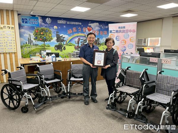 ▲陳銘真返鄉造福鄉里，以台北市申倫社福基金會名義捐贈特製型輪椅一批。（圖／南投縣政府提供，下同）