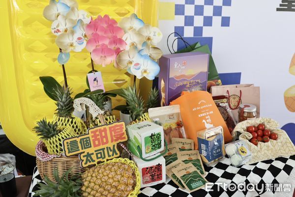 ▲台南市長黃偉哲與夫人劉育菁親手製作鳳梨飲品，與民眾一同分享台南農產的香甜滋味。（記者林東良翻攝，下同）