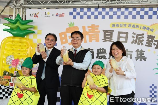 ▲台南市長黃偉哲與夫人劉育菁親手製作鳳梨飲品，與民眾一同分享台南農產的香甜滋味。（記者林東良翻攝，下同）