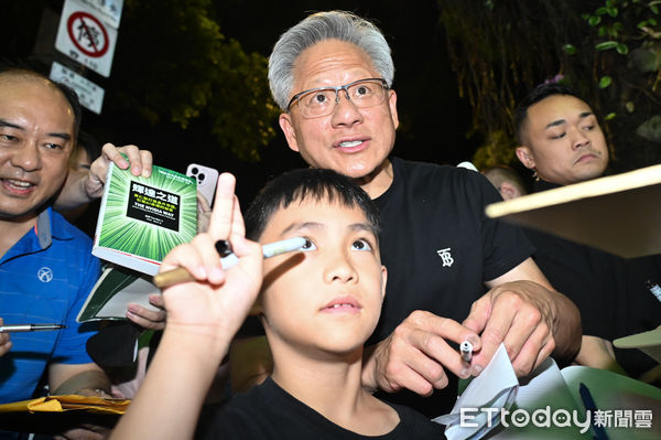 ▲▼輝達執行長黃仁勳今（17）日中午在台北磚窯餐廳宴請供應鏈廠商。（圖／記者李毓康攝）