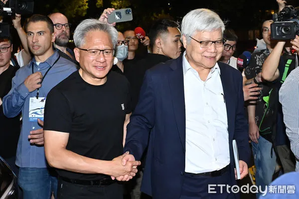 ▲▼輝達執行長黃仁勳今（17）日在台北磚窯餐廳宴請供應鏈廠商，台積電董事長魏哲家(右)也受邀與會。（圖／記者李毓康攝）