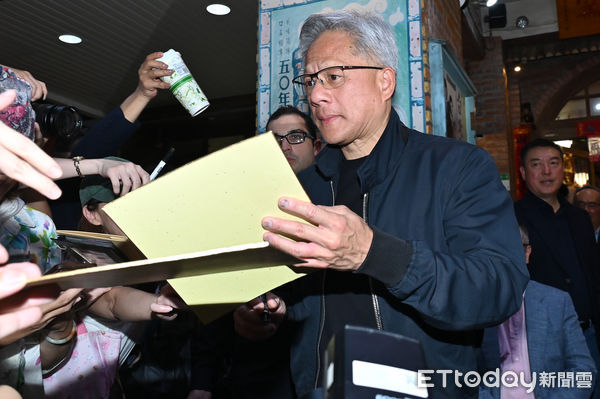 ▲▼輝達執行長黃仁勳今（17）日在台北磚窯餐廳宴請供應鏈廠商。（圖／記者李毓康攝）