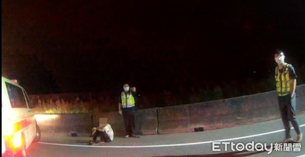 ▲▼  【深夜老翁體力不支坐路旁　布袋警即時協助獲讚揚】   。（圖／布袋分局提供）