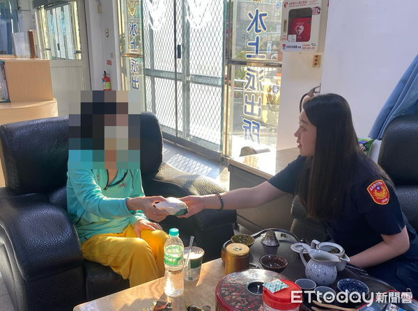 ▲▼   失蹤婦女在派出所前徘徊 水上警助返家   。（圖／水上分局提供）