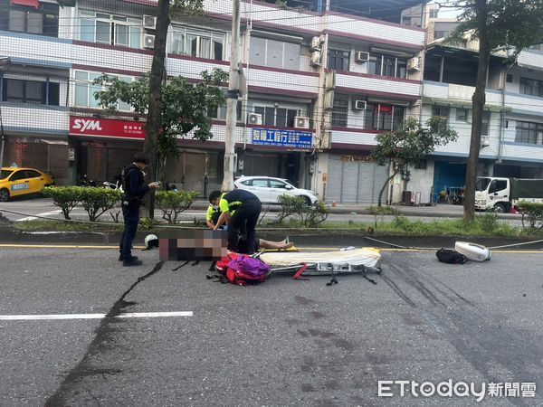 ▲▼基隆16歲賴姓少年無照雙載，騎車自撞中央分隔島，送醫搶救不治。（圖／記者郭世賢翻攝）