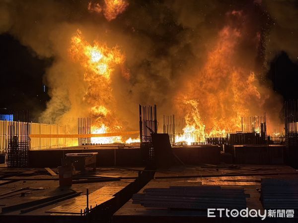 ▲▼台中一處建築工地深夜惡火，紅光竄升照亮夜空，相當駭人。（圖／民眾提供，下同）