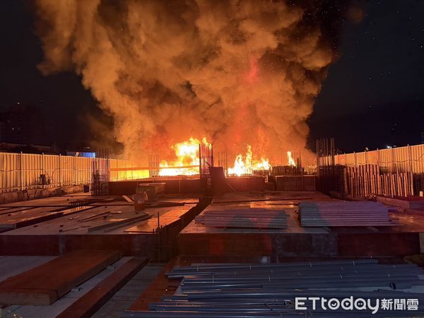 ▲▼台中一處建築工地深夜惡火，紅光竄升照亮夜空，相當駭人。（圖／民眾提供，下同）