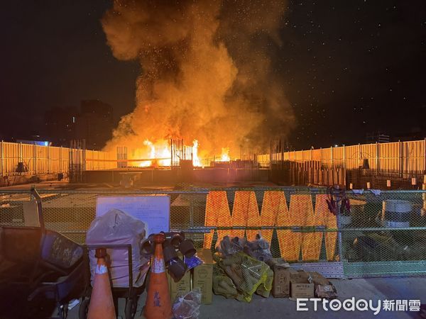 ▲▼台中一處建築工地深夜惡火，紅光竄升照亮夜空，相當駭人。（圖／民眾提供，下同）