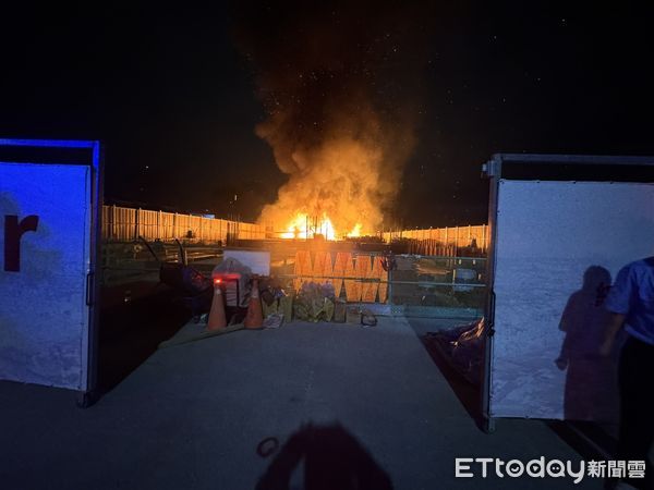 ▲▼台中一處建築工地深夜惡火，紅光竄升照亮夜空，相當駭人。（圖／民眾提供，下同）