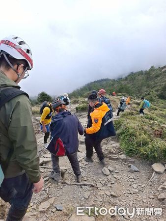 ▲▼65歲男山友昨(17)日於合歡北峰跌倒，救難人員及上山救援。（圖／記者高堂堯翻攝)