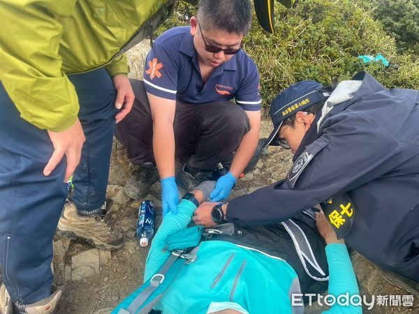 ▲▼65歲男山友昨(17)日於合歡北峰跌倒，救難人員及上山救援。（圖／記者高堂堯翻攝)
