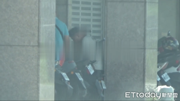 ▲東港警方逮獲車手            。（圖／記者陳崑福翻攝）