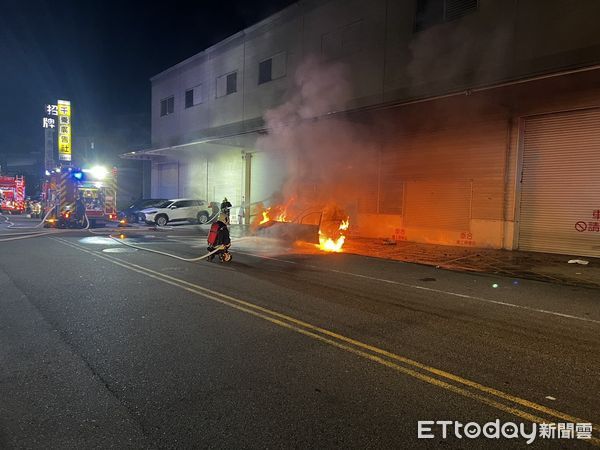 ▲▼        汽車深夜自燃  所幸無人傷亡     。（圖／記者楊永盛翻攝）