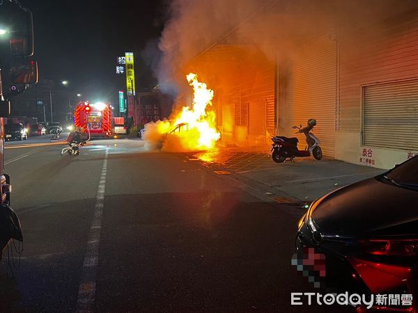 ▲▼        汽車深夜自燃  所幸無人傷亡     。（圖／記者楊永盛翻攝）