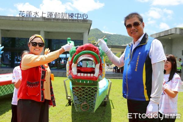 ▲▼花蓮縣長徐榛蔚偕同立委傅崐萁及貴賓為競渡龍舟點睛開光。（圖／花蓮體育會提供，下同）
