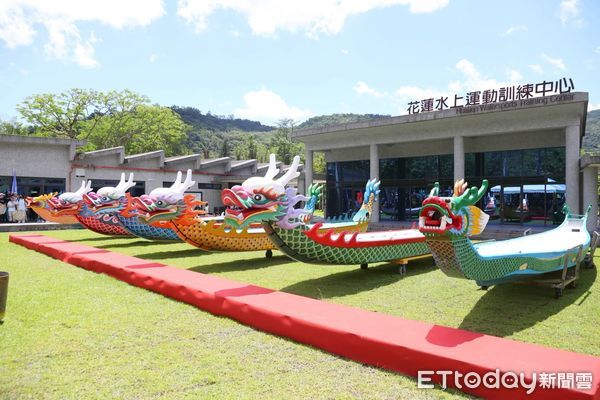 ▲▼花蓮縣長徐榛蔚偕同立委傅崐萁及貴賓為競渡龍舟點睛開光。（圖／花蓮體育會提供，下同）