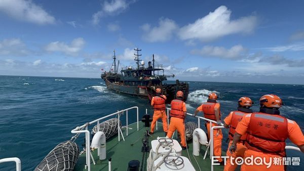 ▲海巡署船艦常在大陸伏季休漁期間攔阻大陸漁船越界捕魚 。（圖／記者張君豪翻攝）