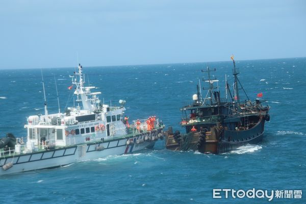 ▲海巡署船艦常在大陸伏季休漁期間攔阻大陸漁船越界捕魚 。（圖／記者張君豪翻攝）