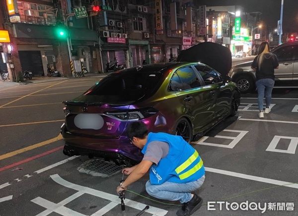 ▲▼總計稽查40輛汽機車，其中15輛不合格，環保局當場開罰並限期改善，另警方取締42件超速違規。（圖／龜山警分局提供）