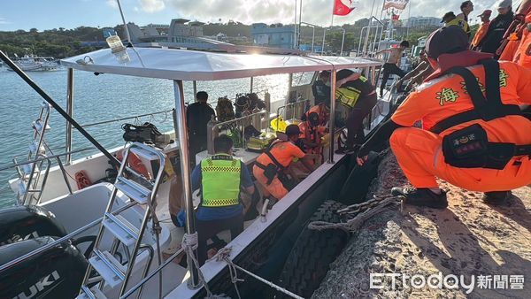 ▲後壁湖潛水客被漁船螺旋槳打傷救護             。（圖／記者陳崑福翻攝）